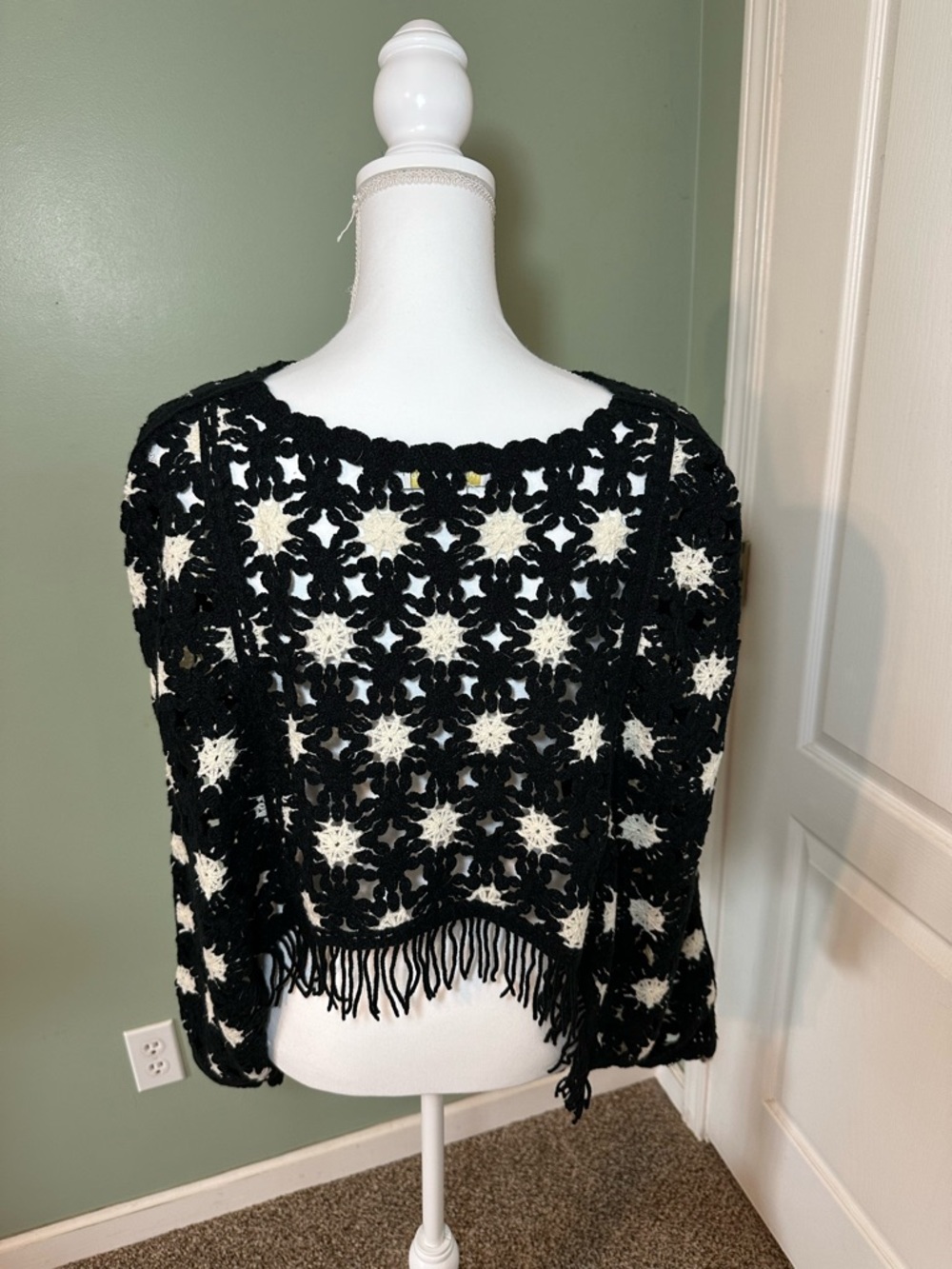 House of Harlow 1960 Crochet Floral Fringe Poncho One Size - Picture 3 of 8